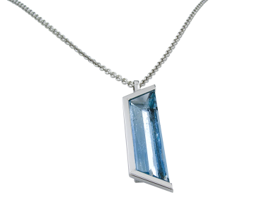Handgearbeiteter Anhänger mit Aquamarin und Weißgoldfassung